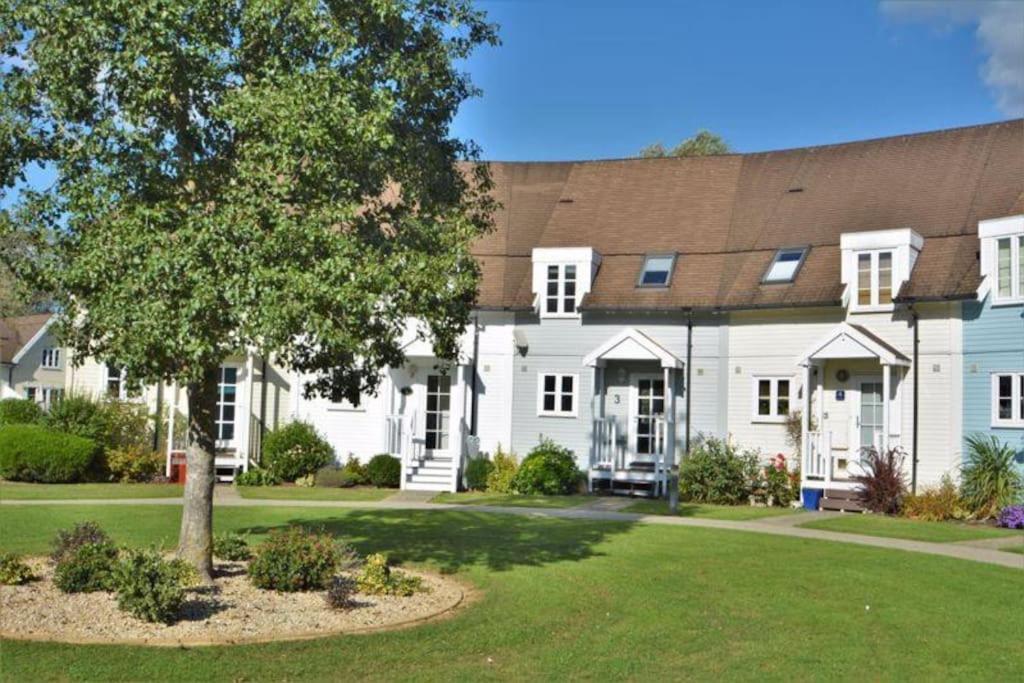 Charming Lake House Nature Retreat In Cotswold Water Park, South Cerney Near ไซเร็นเซสเตอร์ ภายนอก รูปภาพ