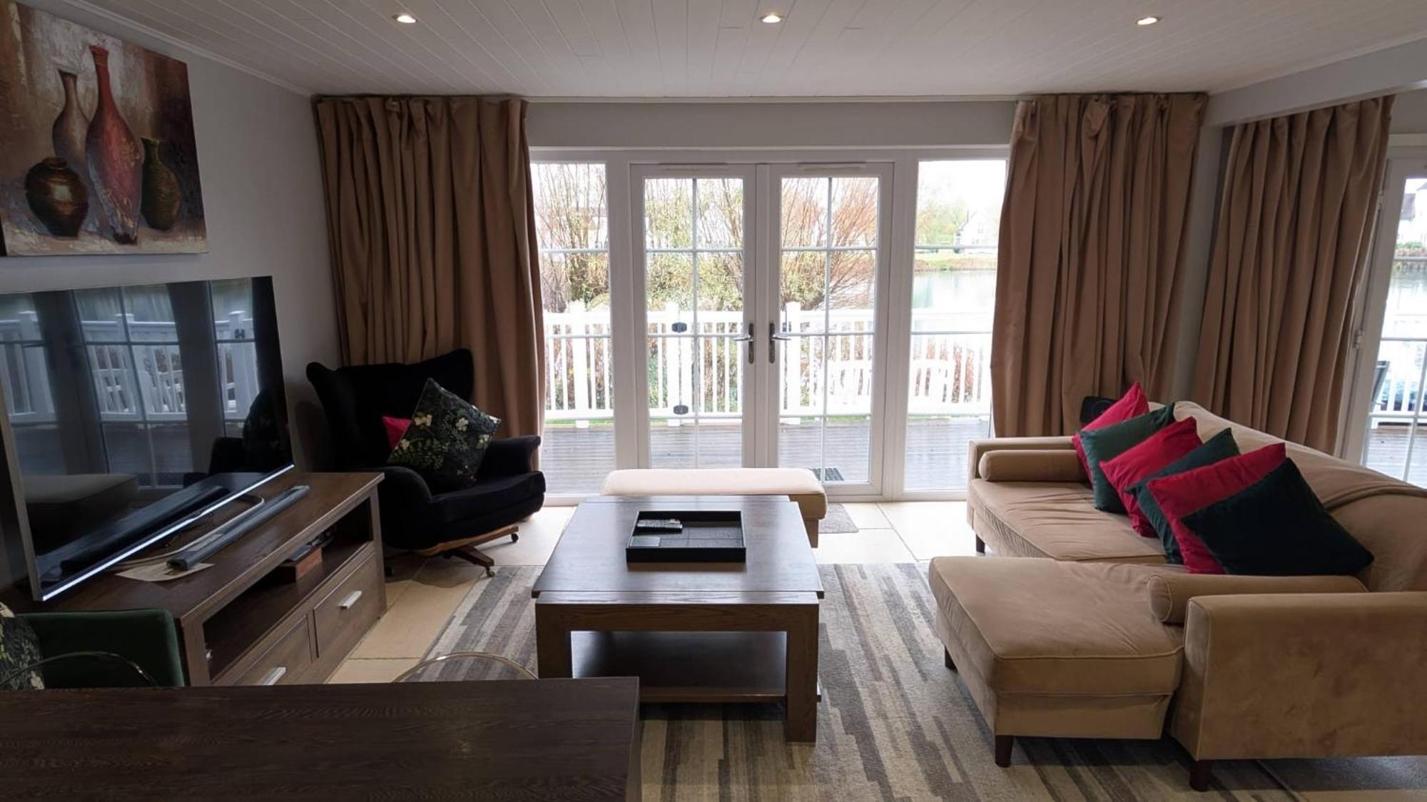 Charming Lake House Nature Retreat In Cotswold Water Park, South Cerney Near ไซเร็นเซสเตอร์ ภายนอก รูปภาพ