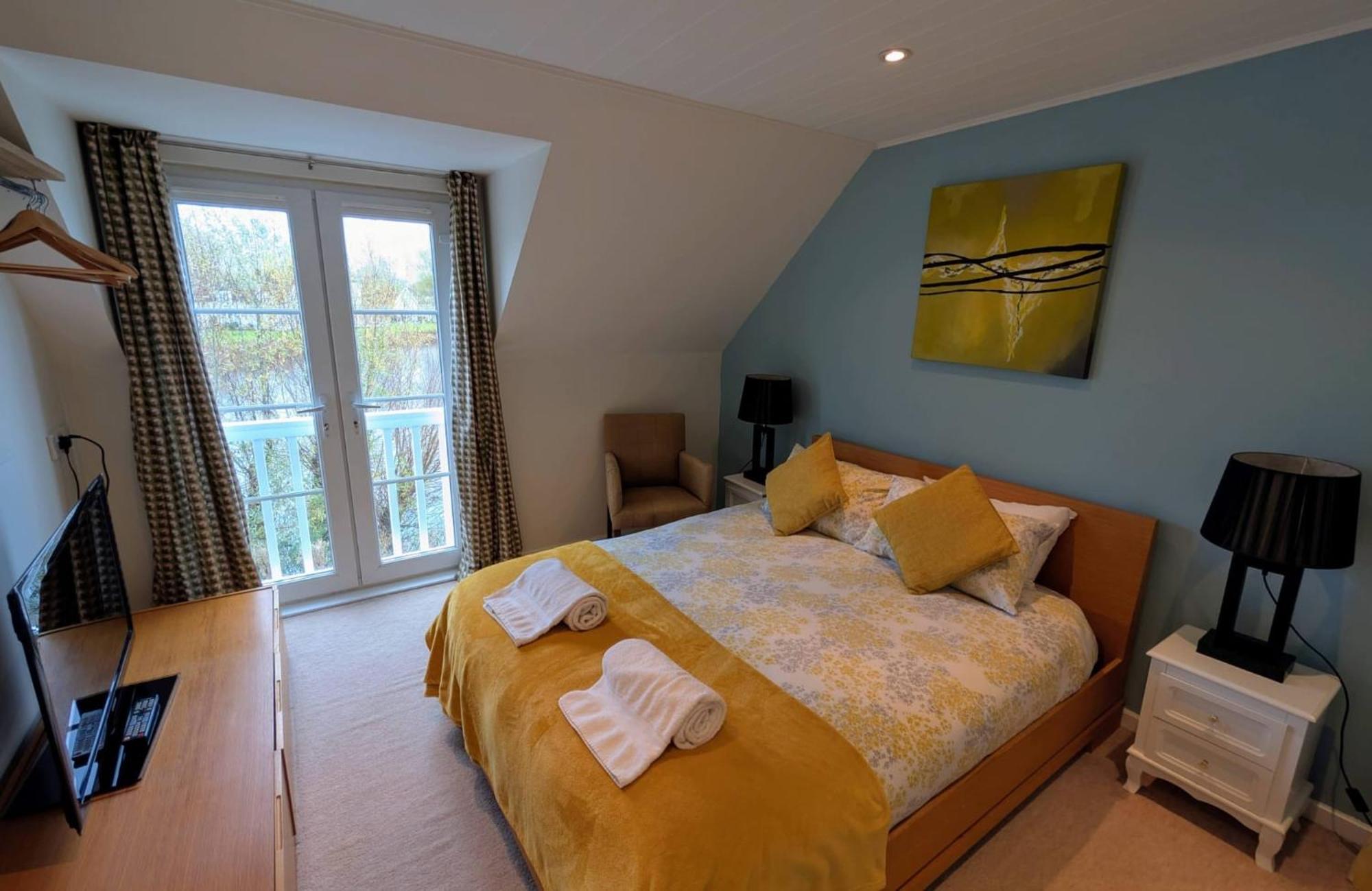 Charming Lake House Nature Retreat In Cotswold Water Park, South Cerney Near ไซเร็นเซสเตอร์ ภายนอก รูปภาพ